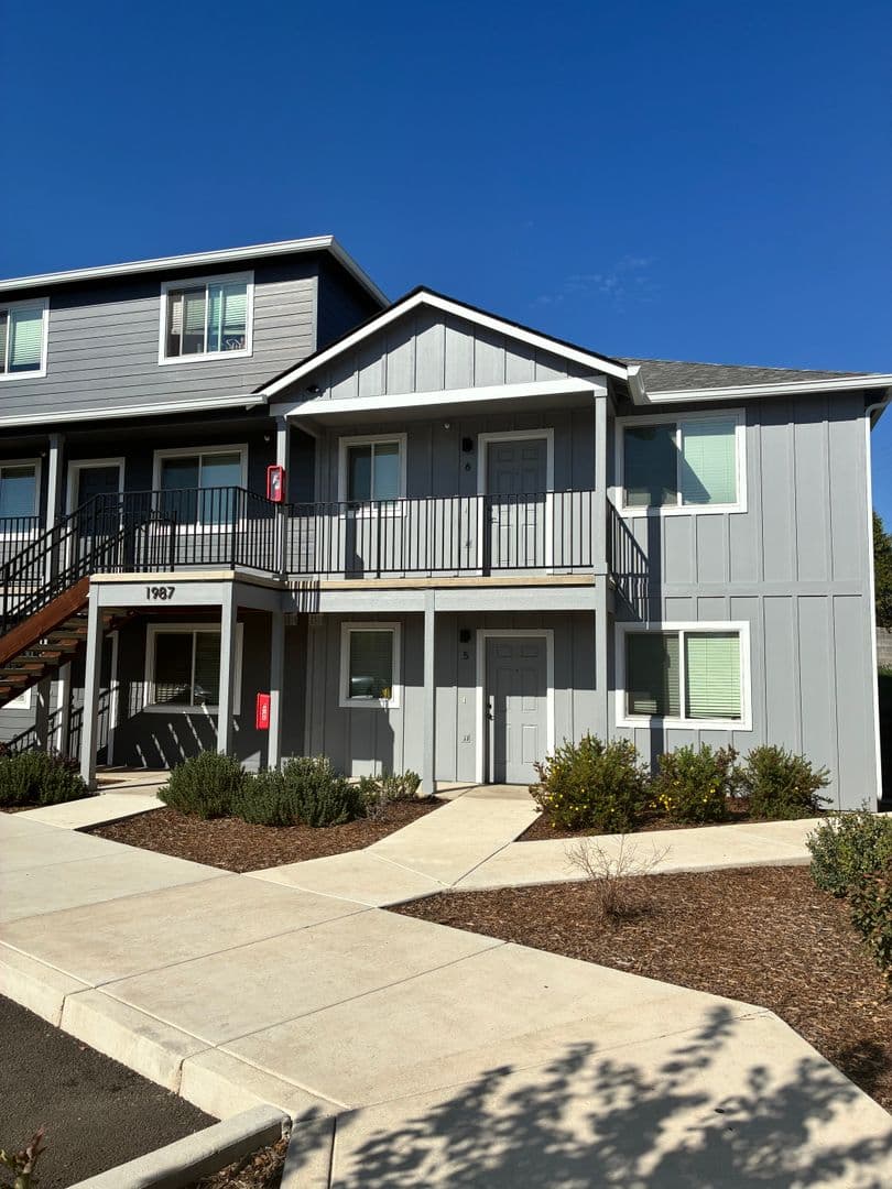 Medford Apartment: 1987 Sky Park Dr