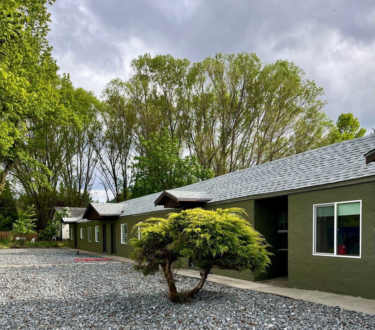 Gold Hill Apartment: 5333 Rogue River Hwy.
