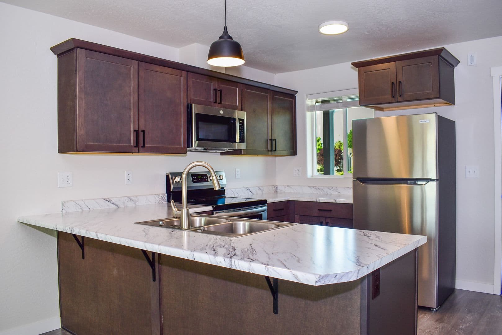 Medford Apartment: 1987 Sky Park Dr