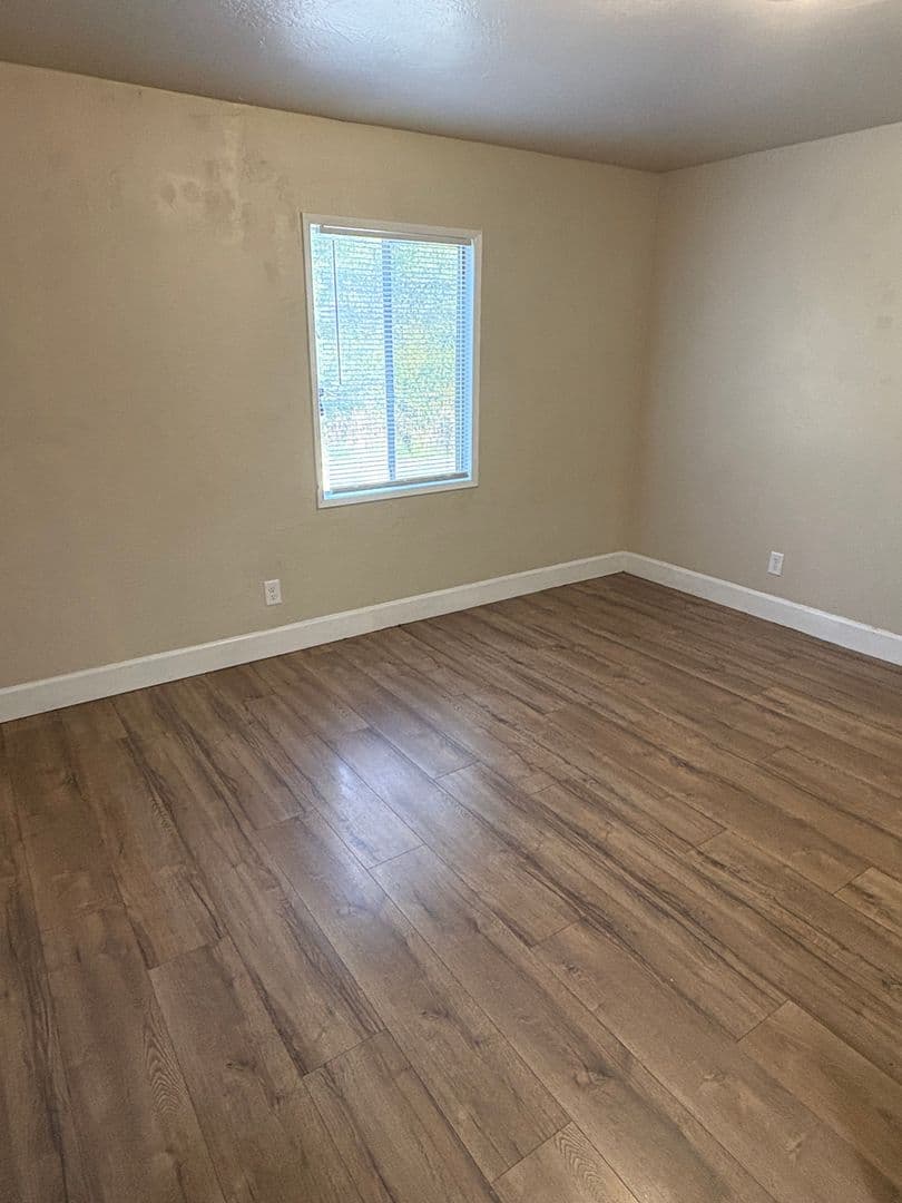 Medford Apartment: 3121 Table Rock Rd