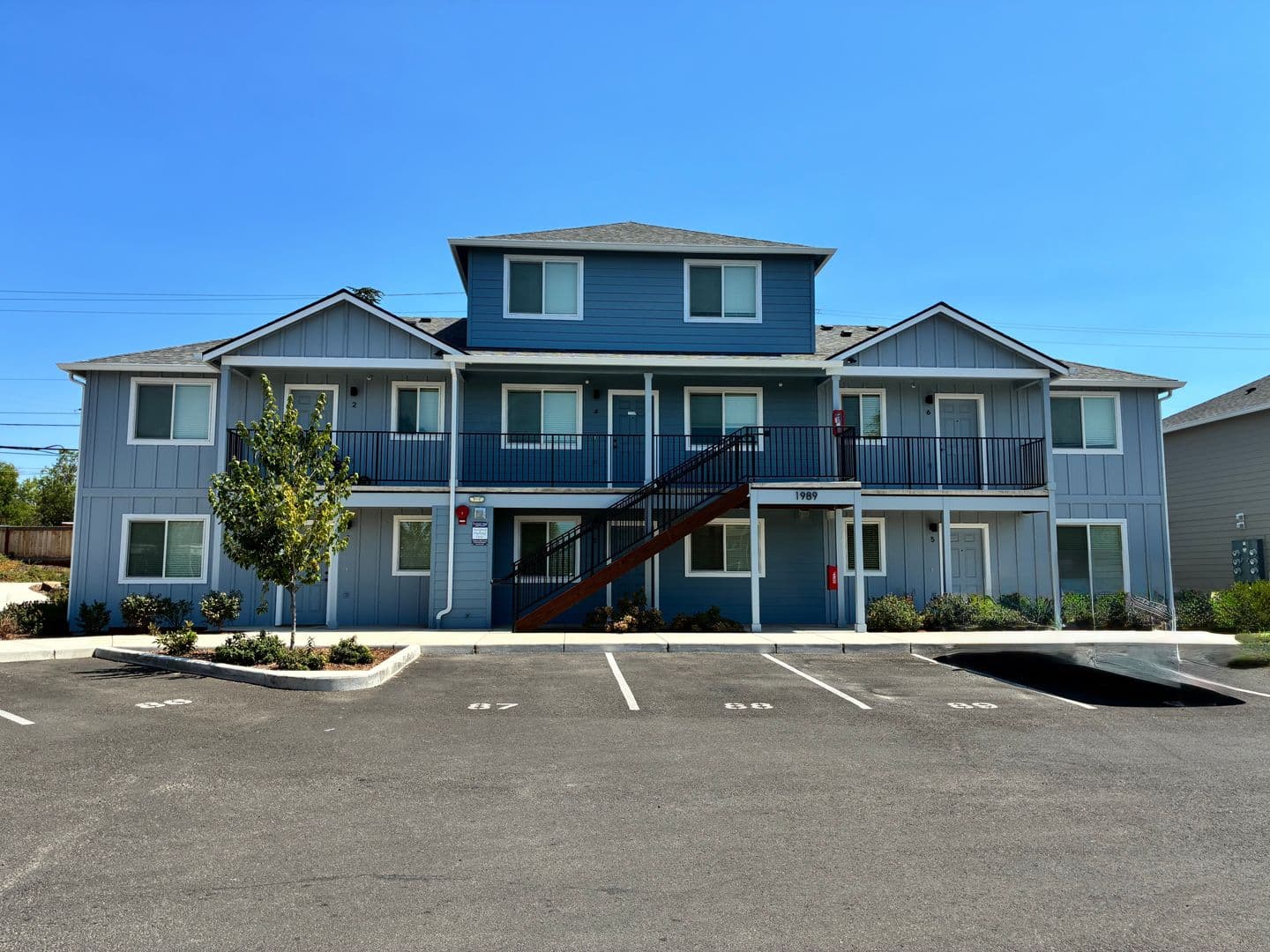 Medford Apartment: 1989 Sky Park Dr