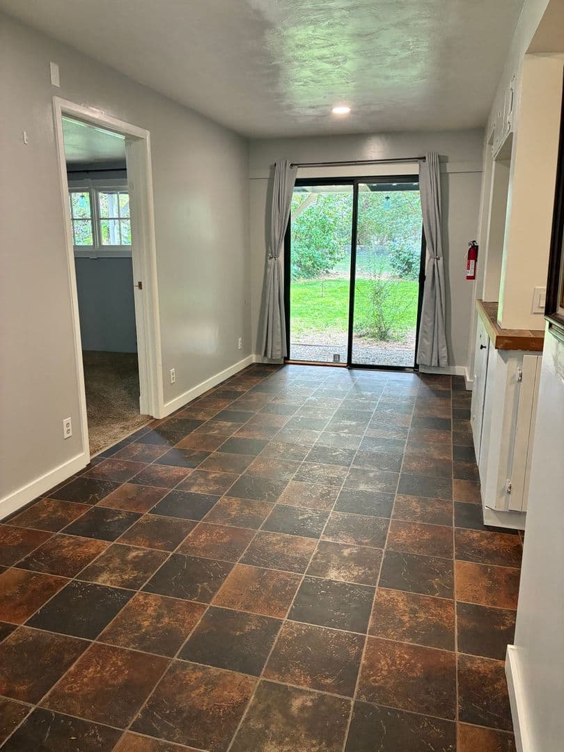 Medford House: 3333 Madrona Lane