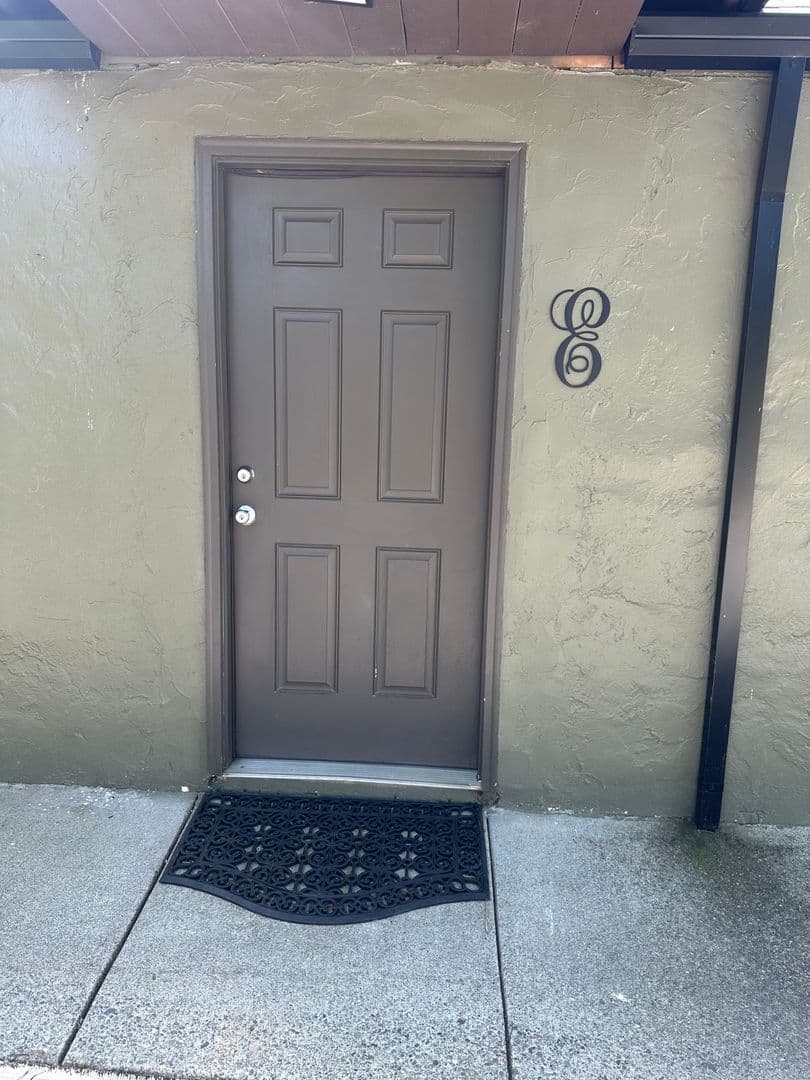 Gold Hill Apartment: 5333 Rogue River Hwy.