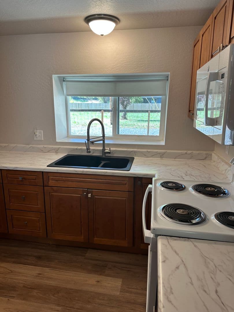 Gold Hill Apartment: 5333 Rogue River Hwy.
