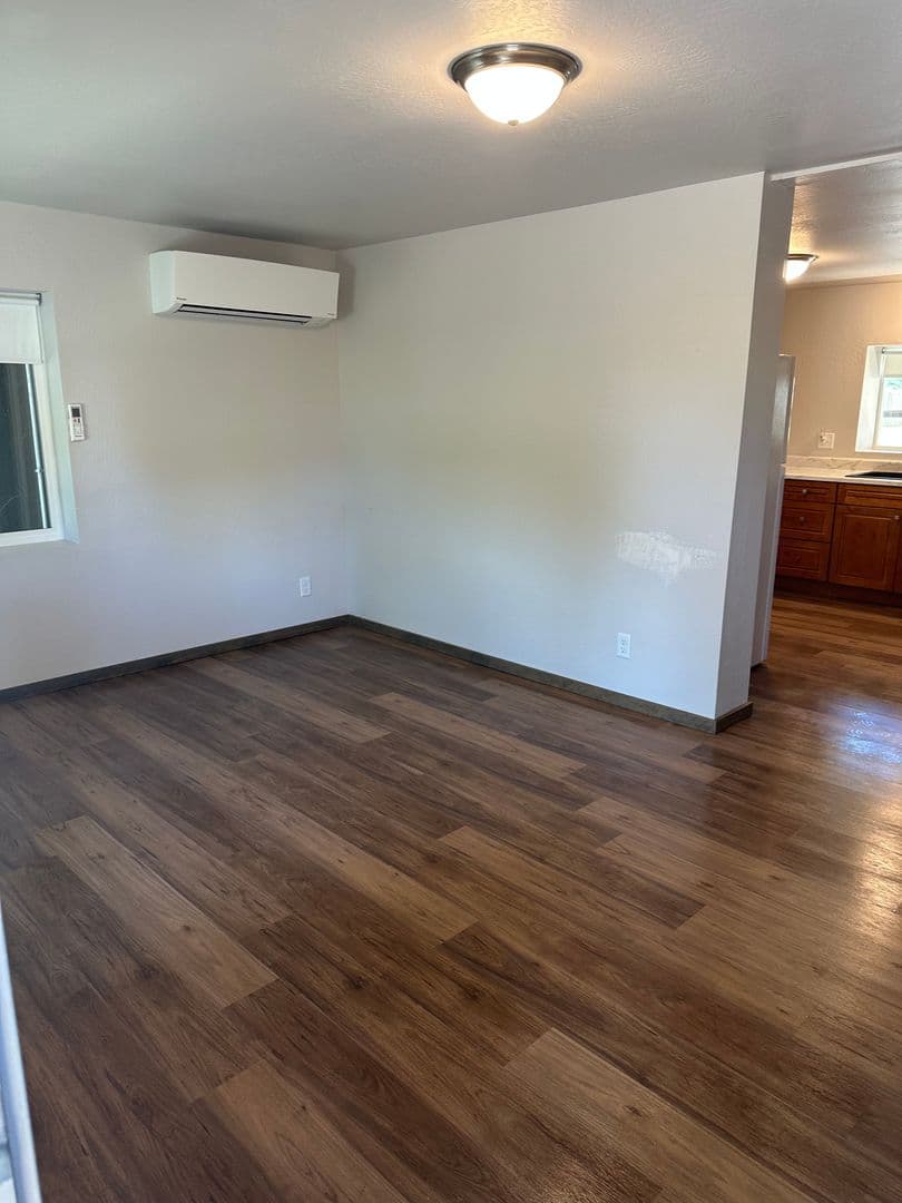 Gold Hill Apartment: 5333 Rogue River Hwy.