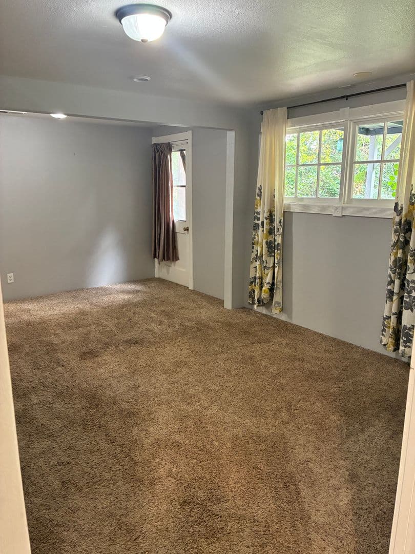 Medford House: 3333 Madrona Lane