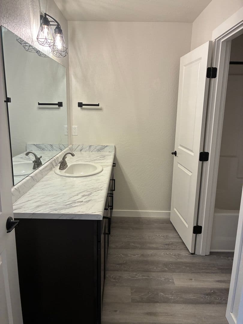 Medford Apartment: 1989 Sky Park Dr