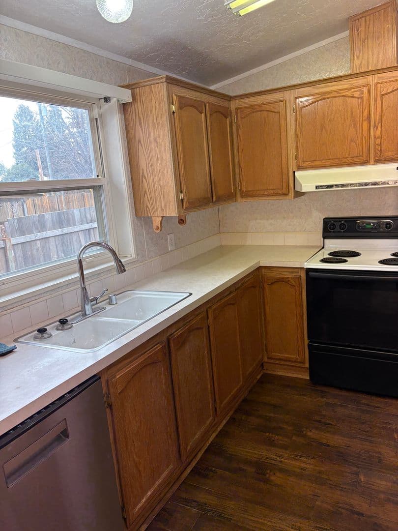 Butte Falls House: 251 Cedar St