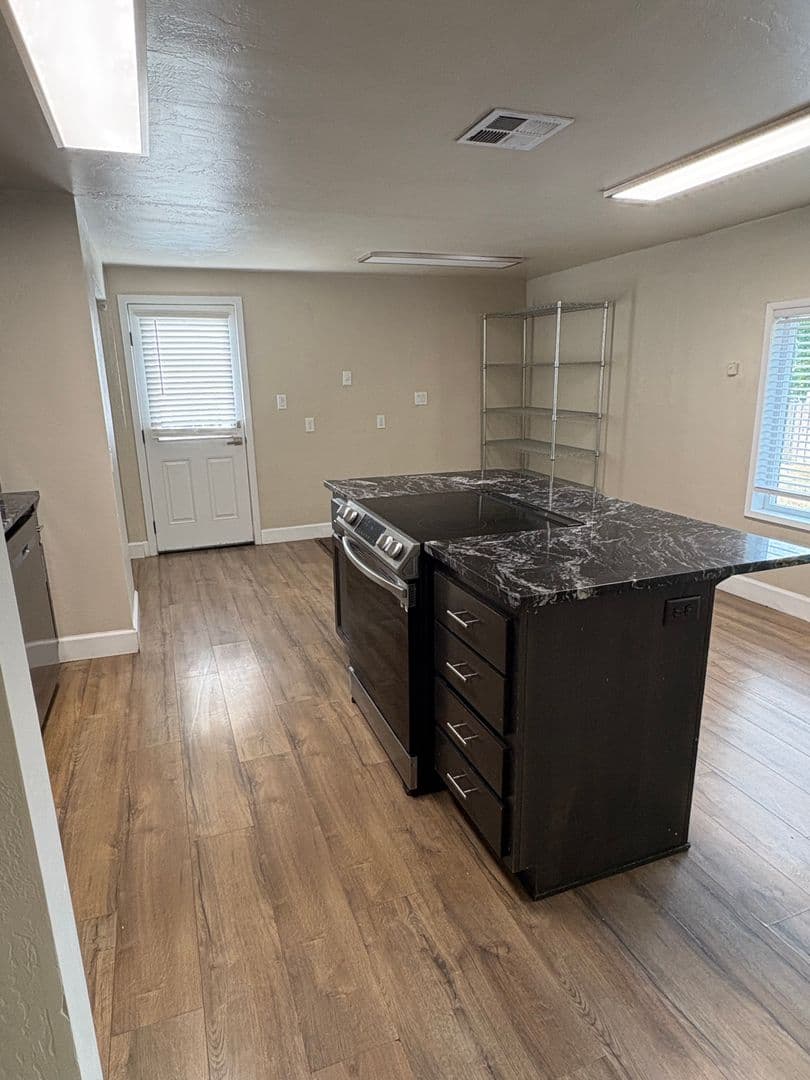 Medford Apartment: 3121 Table Rock Rd