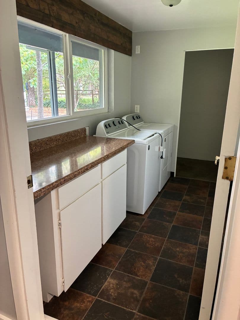 Medford House: 3333 Madrona Lane