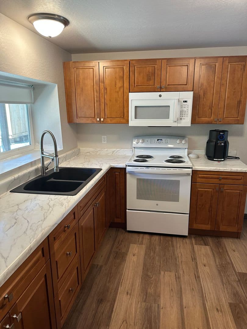 Gold Hill Apartment: 5333 Rogue River Hwy.
