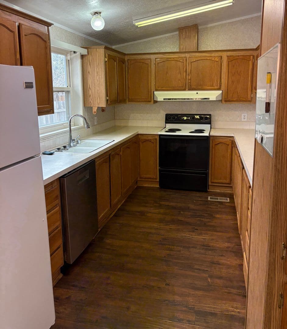 Butte Falls House: 251 Cedar St