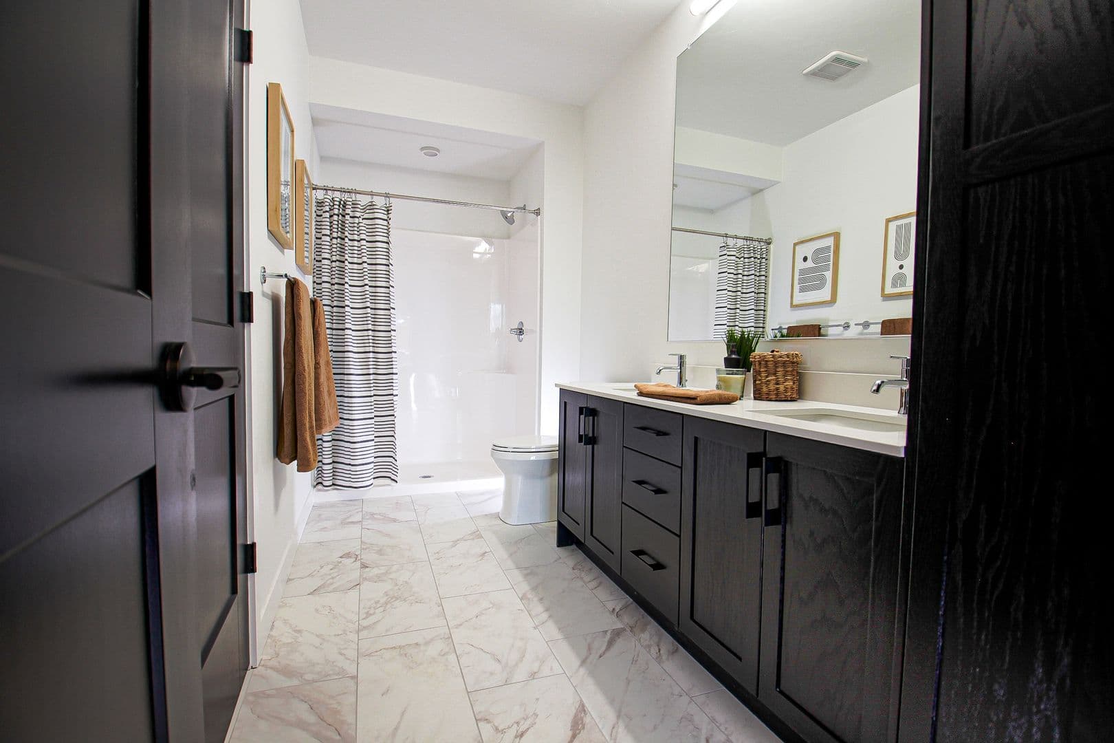 Appleton Apartment: 320 East College Avenue