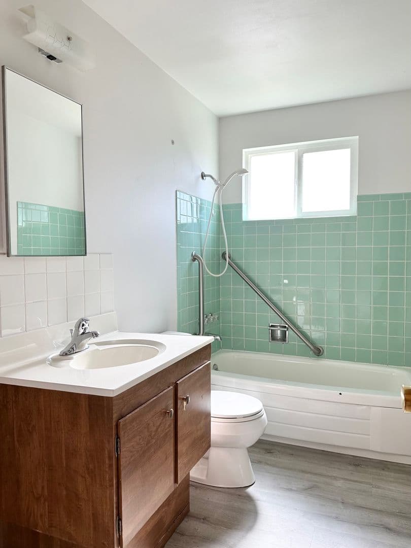 Newcastle House: 12505 SE 73rd Pl