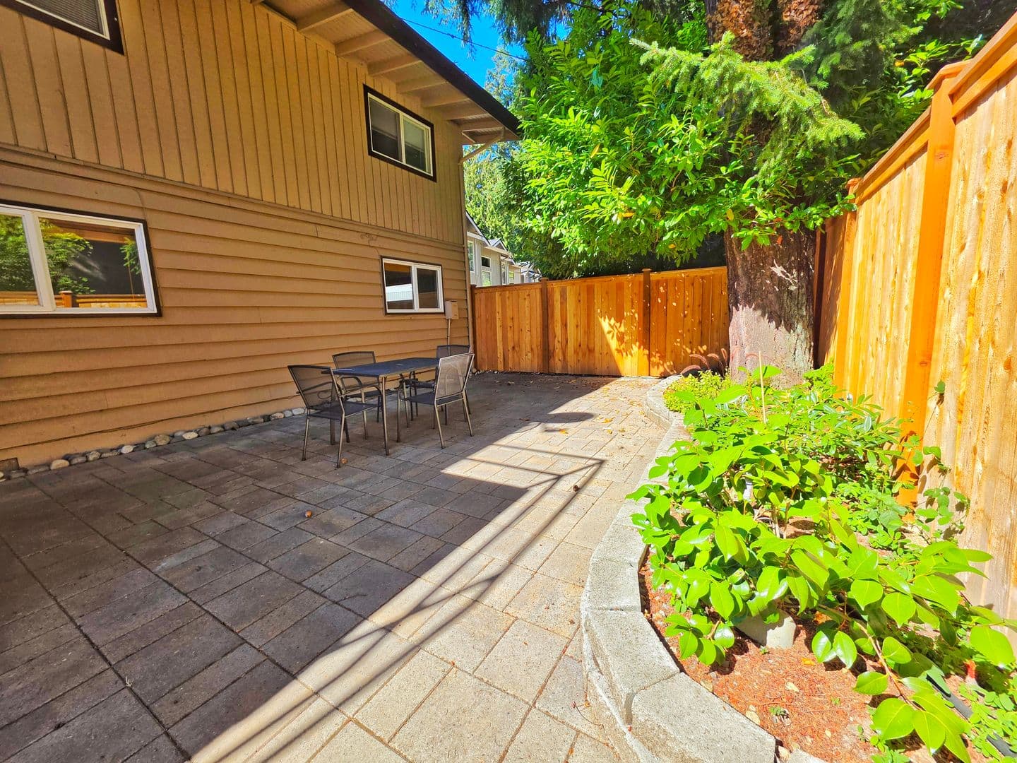 BELLEVUE House: 1108 Bellevue Way SE #2