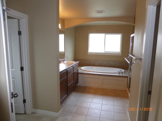 Redmond House: 10934 Eastridge Dr NE
