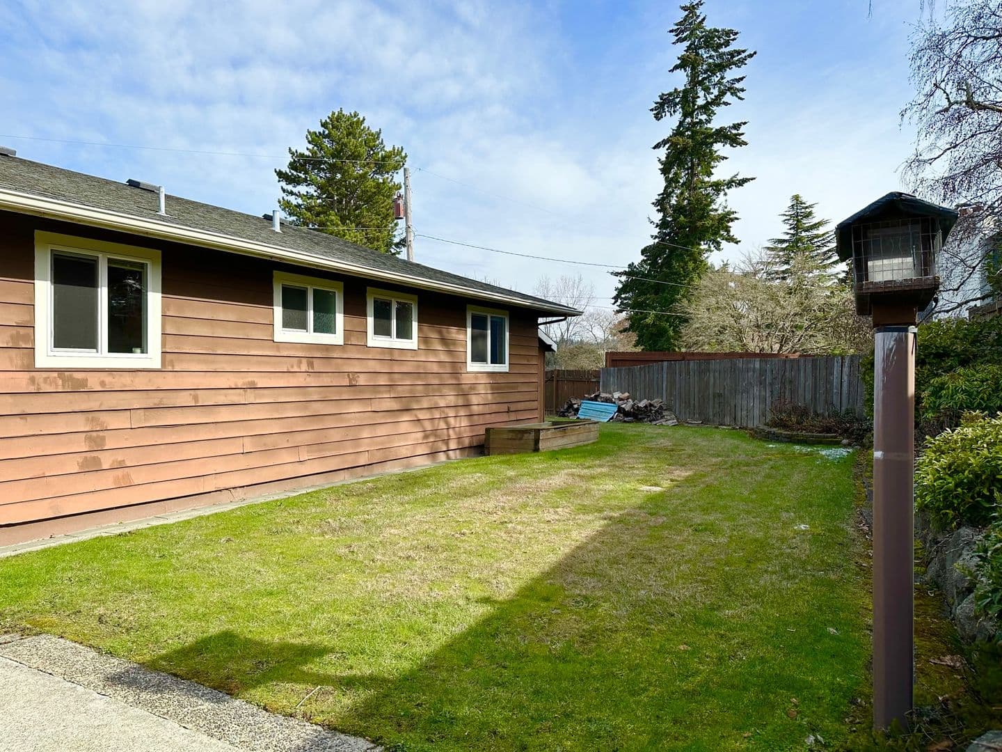 Newcastle House: 12505 SE 73rd Pl