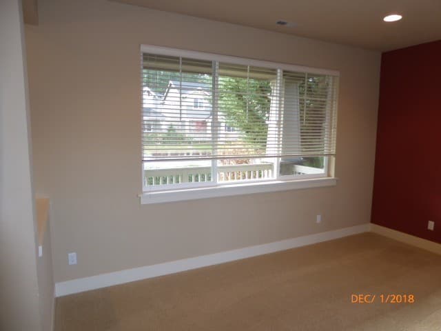 Redmond House: 10934 Eastridge Dr NE