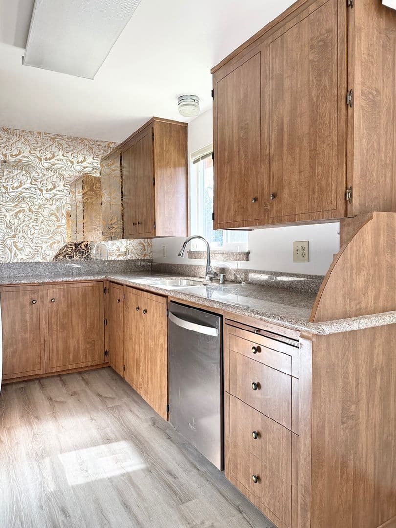 Newcastle House: 12505 SE 73rd Pl