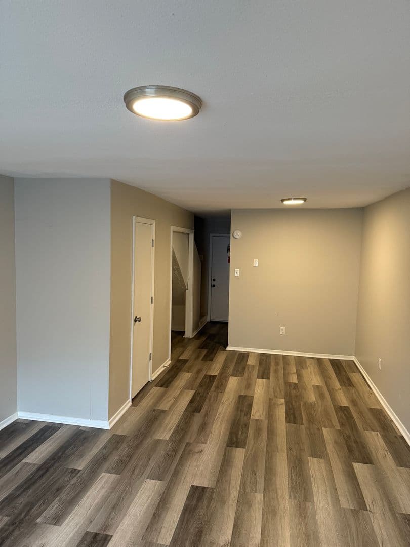 Vicksburg Apartment: 420 Lake Hill Dr., Ofc