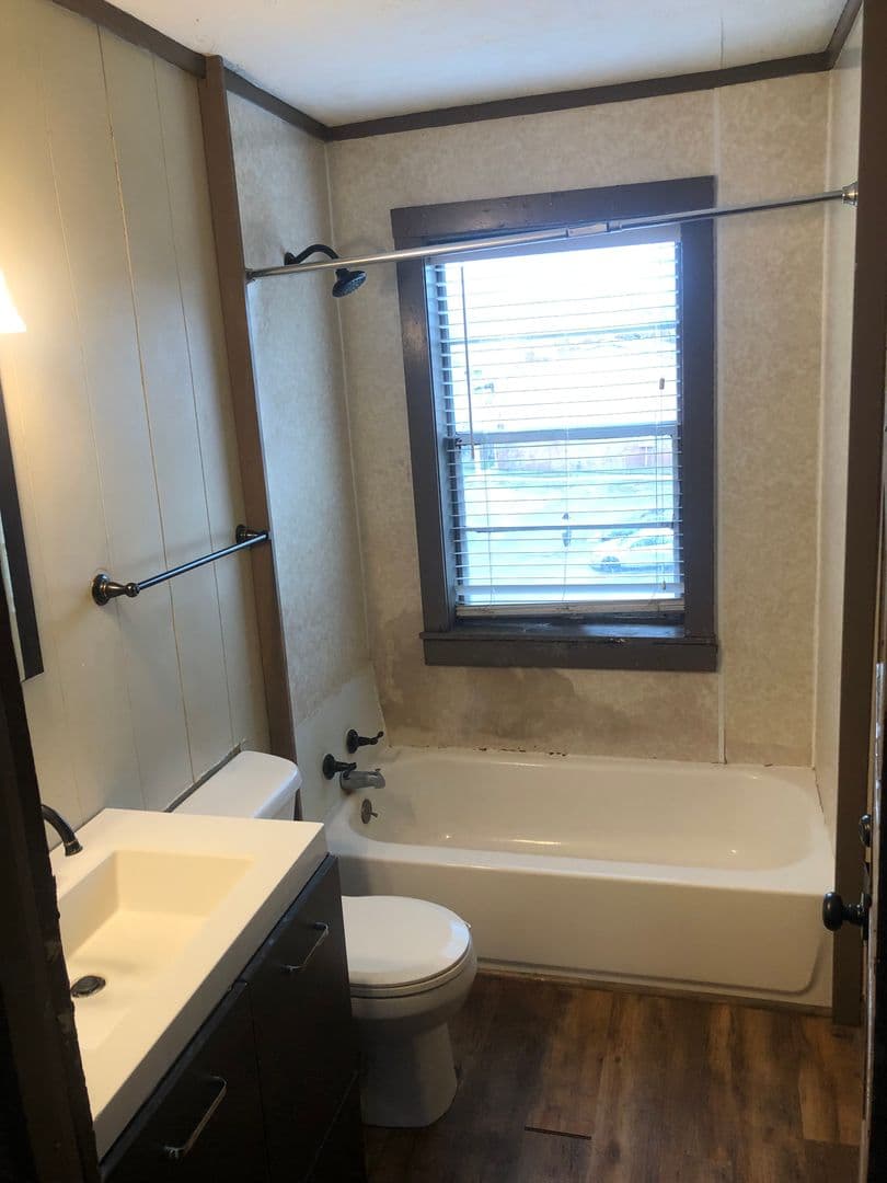 Vicksburg Apartment: 420 Lake Hill Dr., Ofc