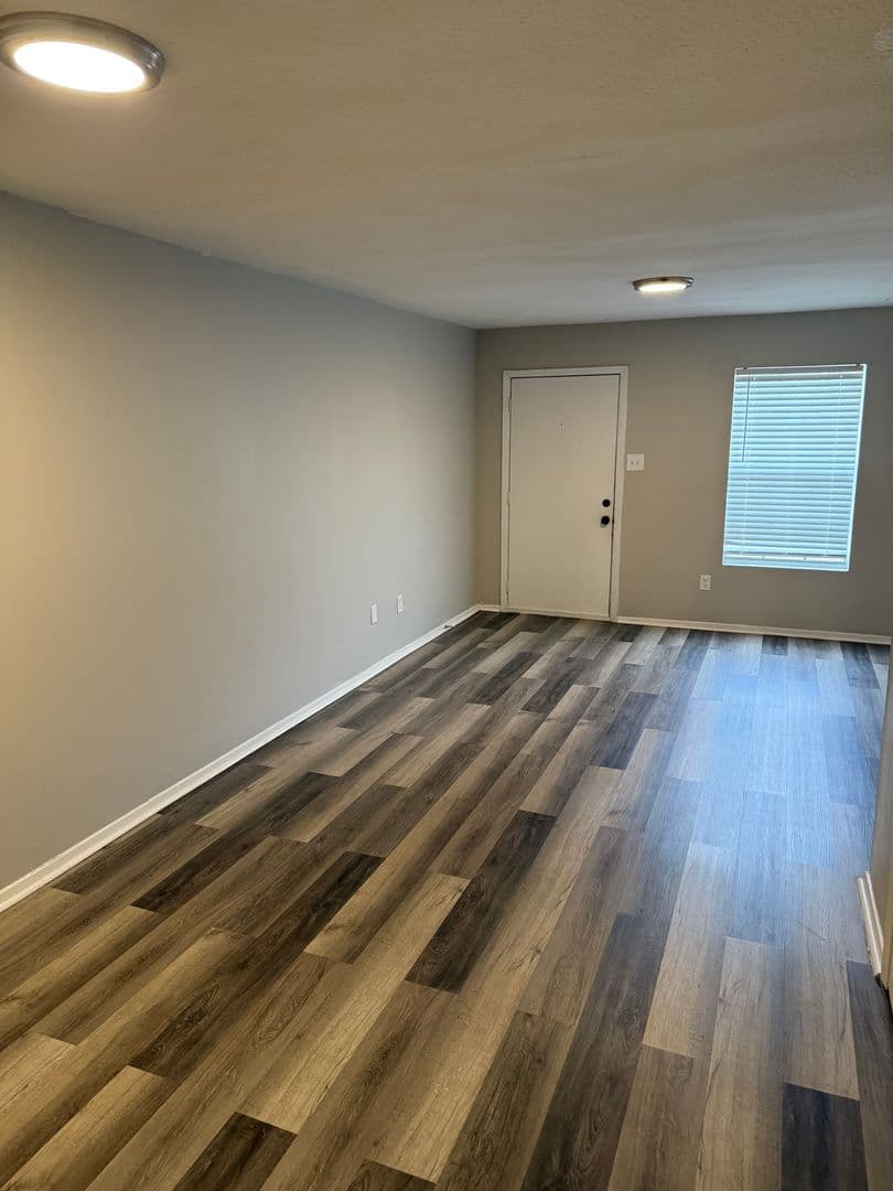 Vicksburg Apartment: 420 Lake Hill Dr., Ofc
