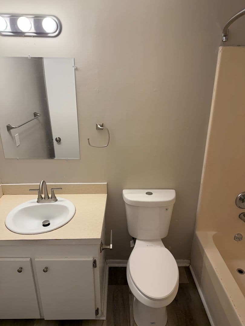 Vicksburg Apartment: 420 Lake Hill Dr., Ofc
