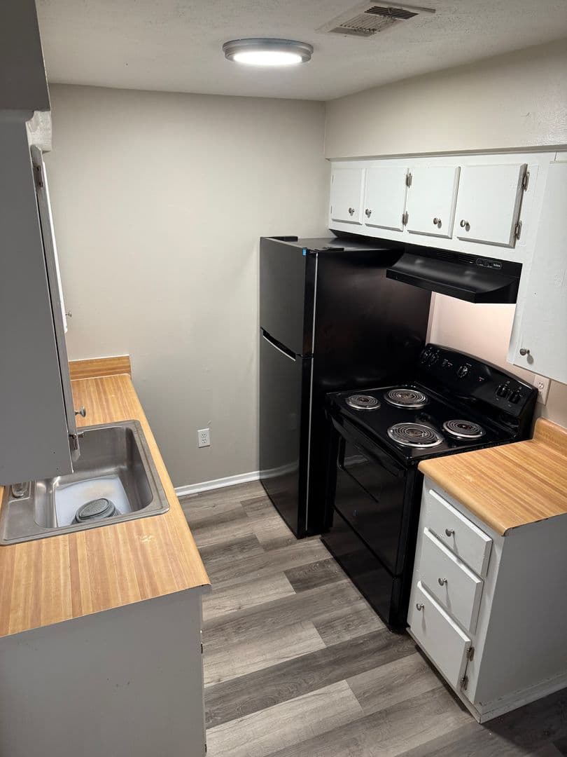 Vicksburg Apartment: 420 Lake Hill Dr., Ofc