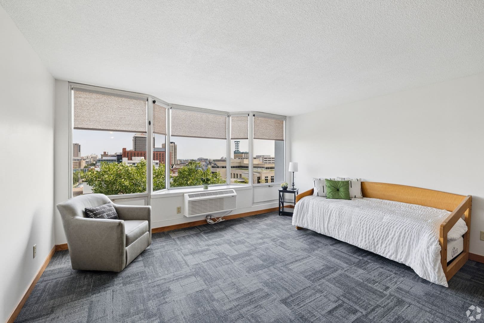 Lincoln Apartment: 1201 Lincoln Mall