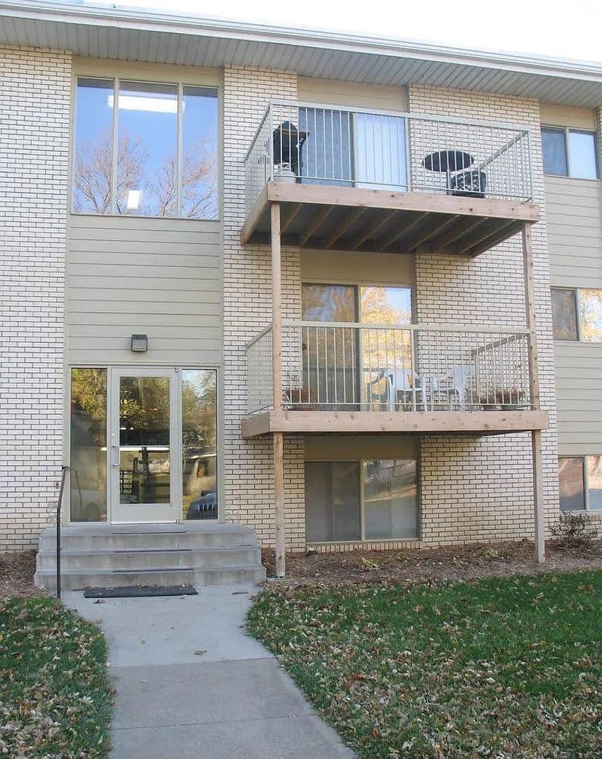 Seward Apartment: 511 No. 9th St./940 Moffitt St.