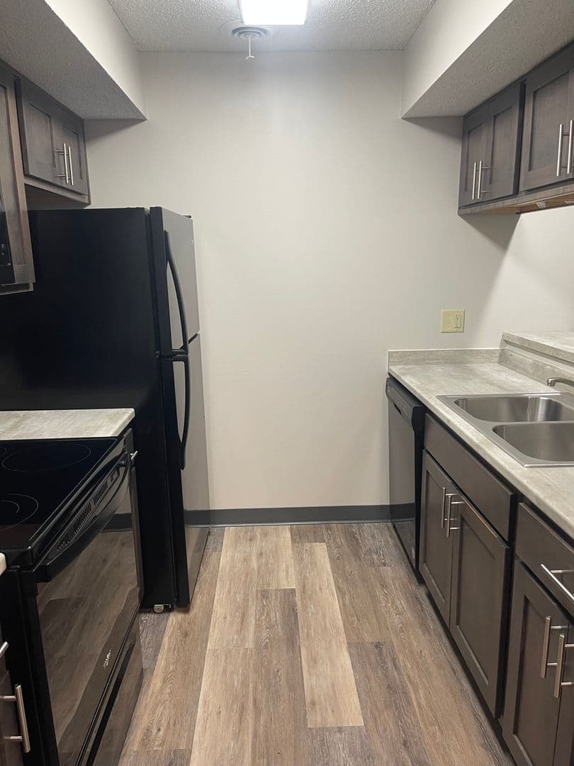 Lincoln Apartment: 6511 Vine Street