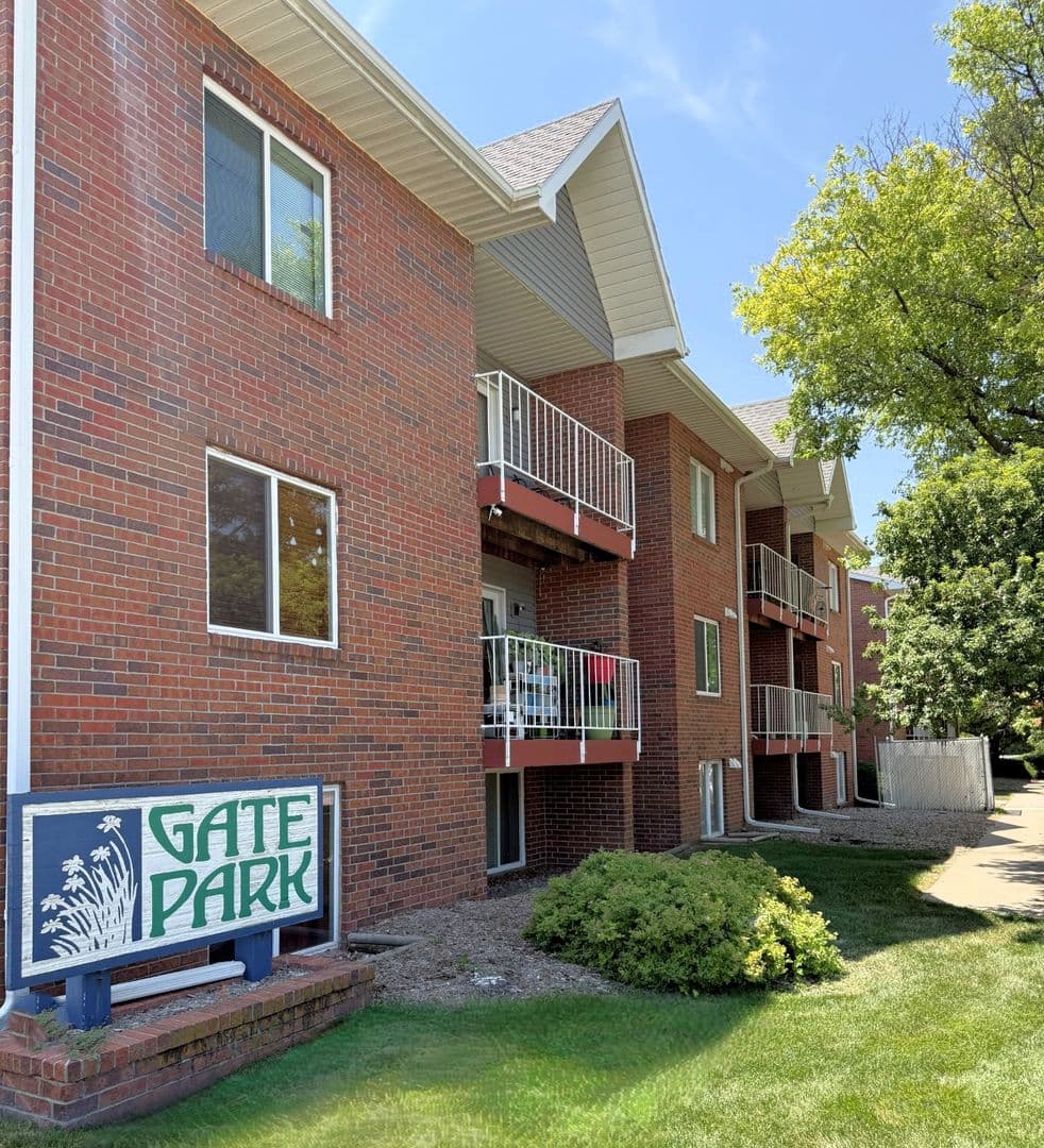 Lincoln Apartment: 6521 Vine Street