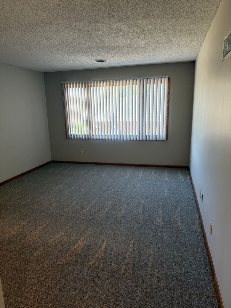 Lincoln Apartment: 6521 Vine Street