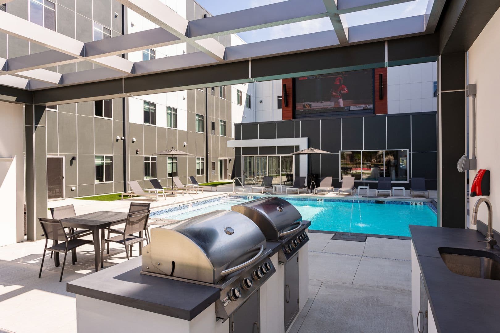 Vermillion Apartment: 1000 N Dakota St.