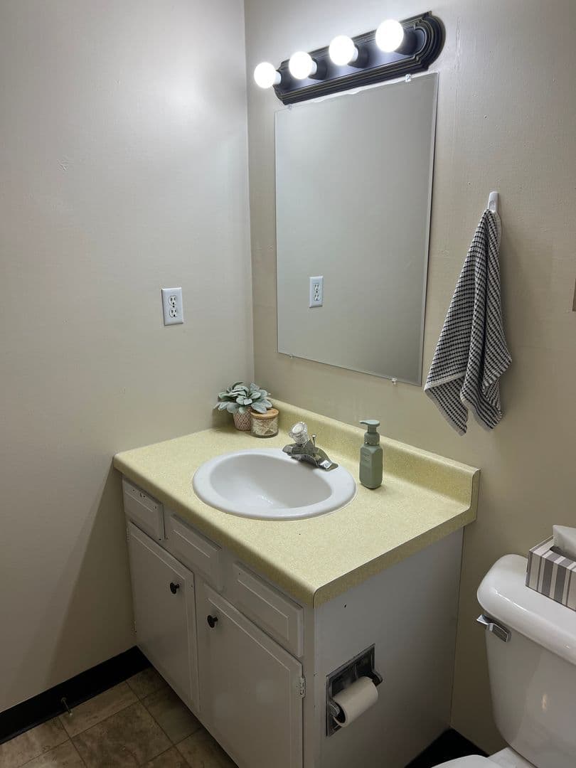 Lisbon Apartment: 17 9th Ave W