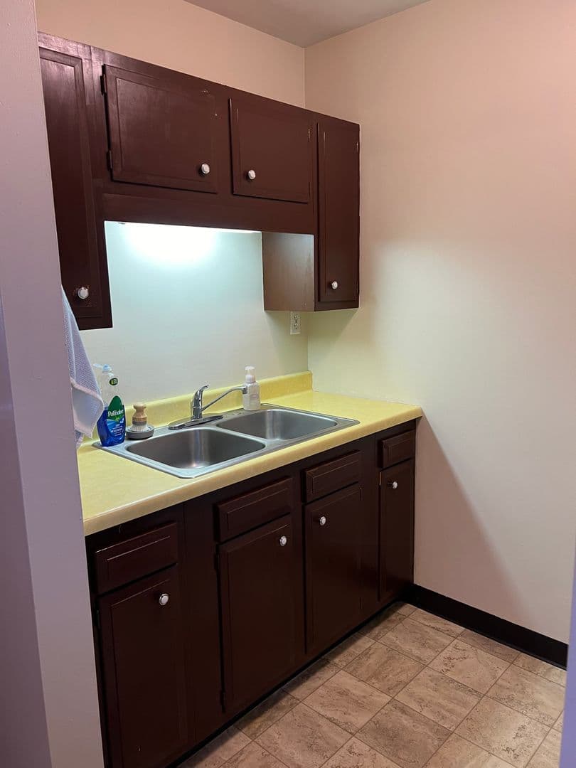 Lisbon Apartment: 17 9th Ave W
