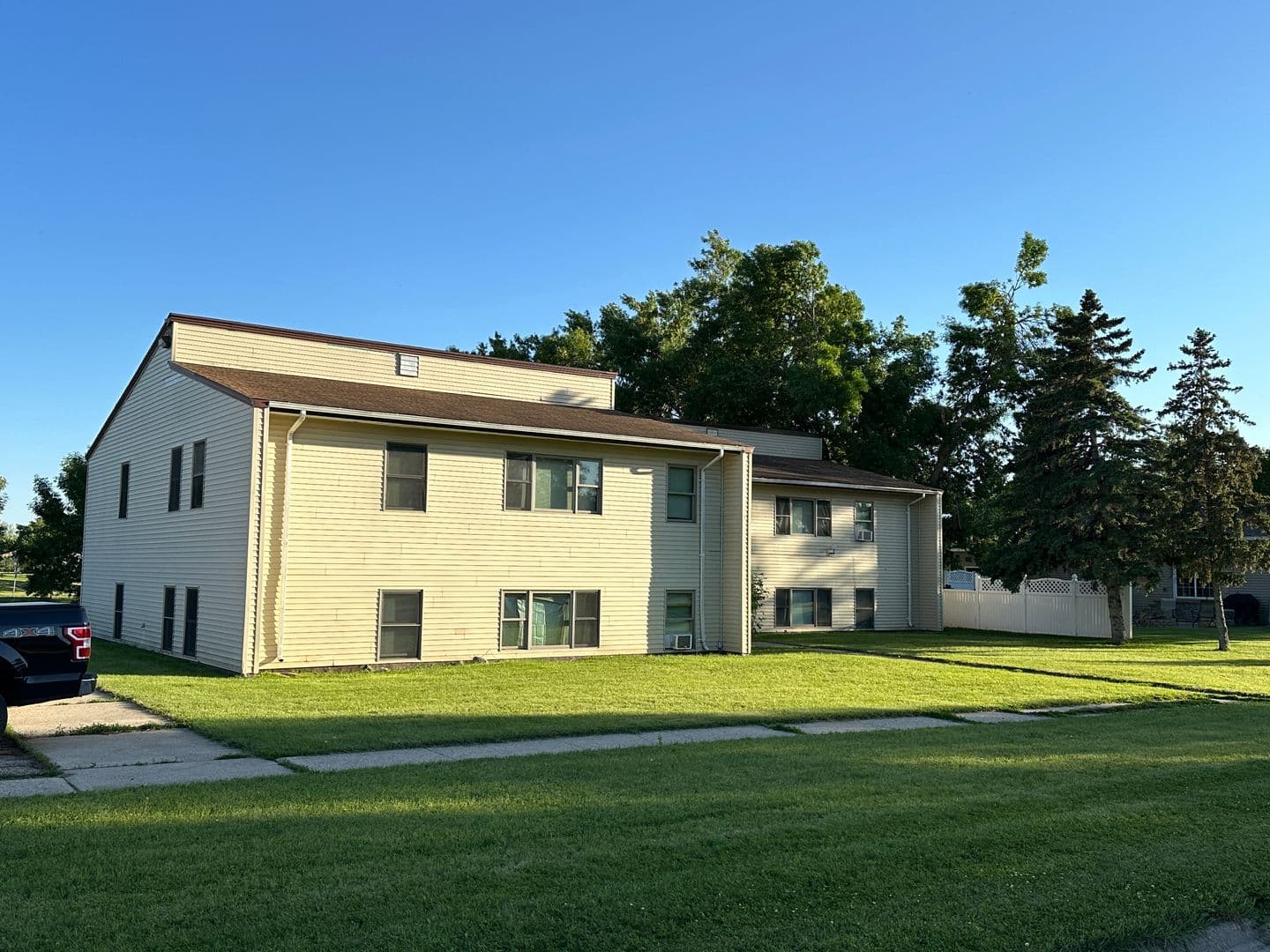 Lisbon Apartment: 107 Brown Ave