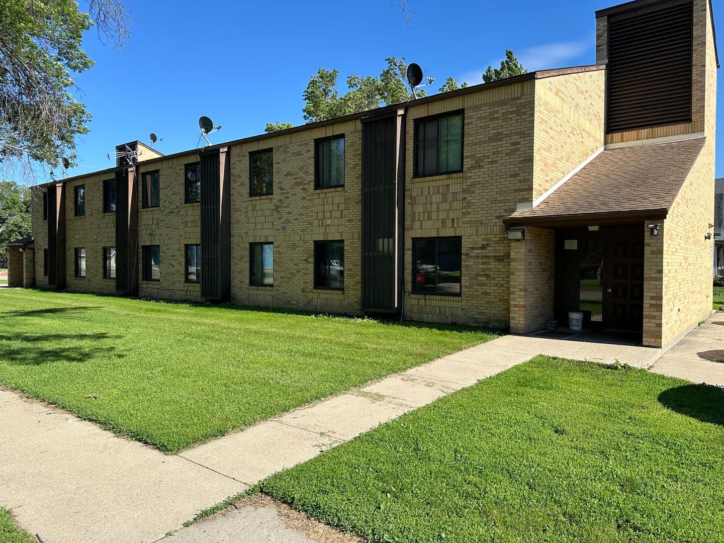Lisbon Apartment: 17 9th Ave W
