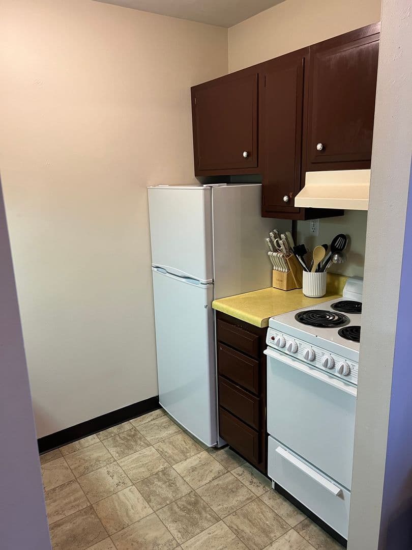 Lisbon Apartment: 17 9th Ave W