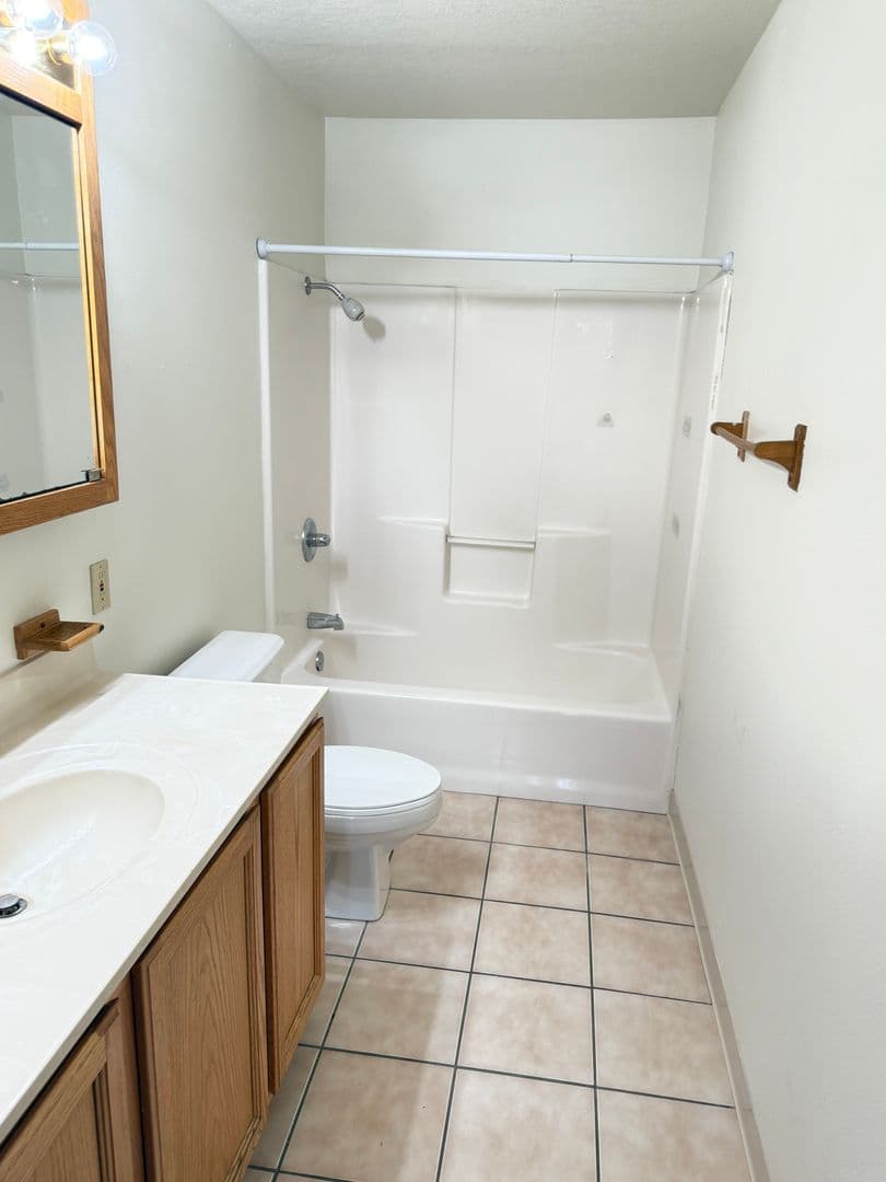 Cedar Falls Apartment: 1815  West 18th St