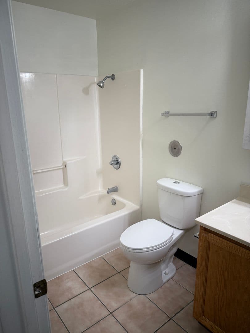 Cedar Falls Apartment: 1815  West 18th St
