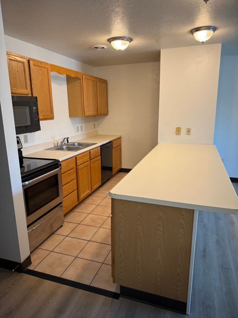 Cedar Falls Apartment: 1815  West 18th St