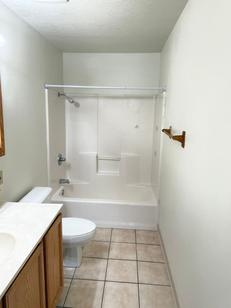 Cedar Falls Apartment: 1815  West 18th St