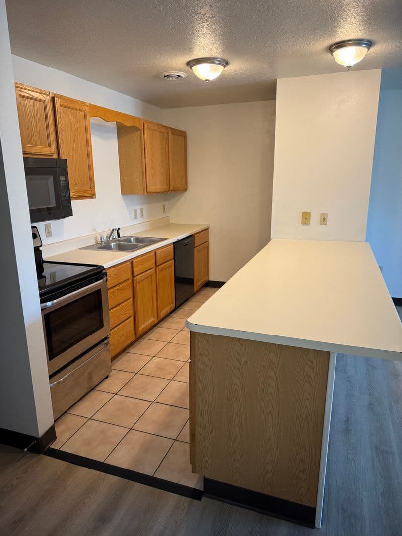 Cedar Falls Apartment: 1815  West 18th St