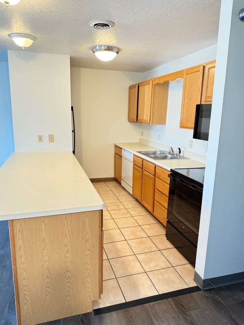 Cedar Falls Apartment: 1815  West 18th St