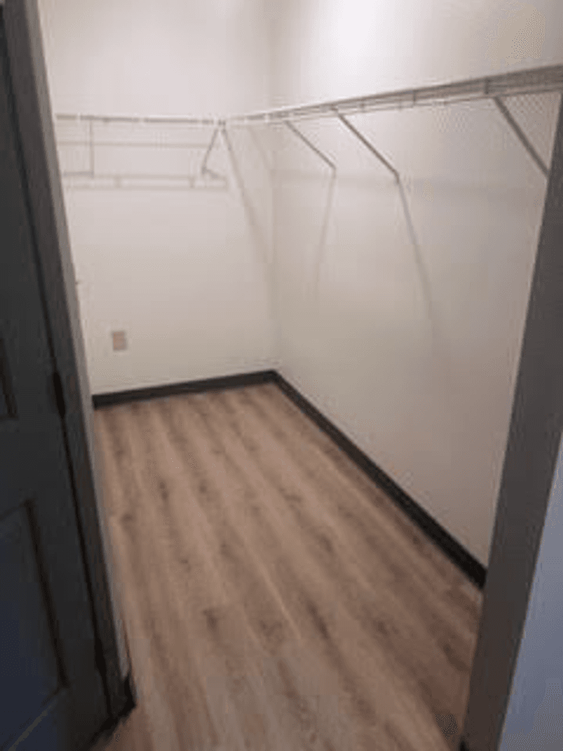 Cedar Falls Apartment: 1815  West 18th St