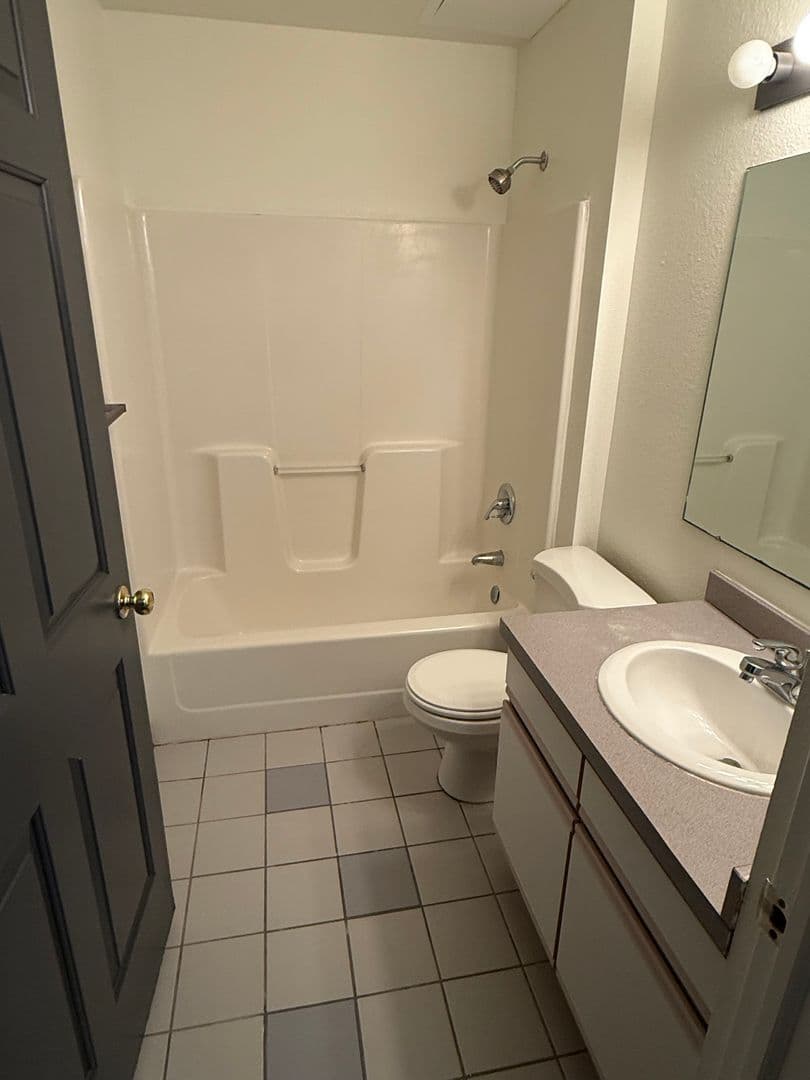 Cedar Falls Apartment: 1815  West 18th St