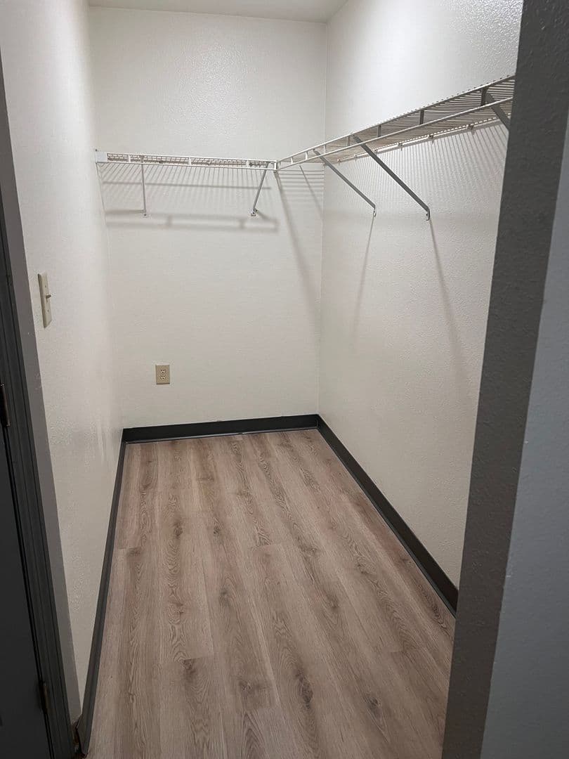 Cedar Falls Apartment: 1815  West 18th St