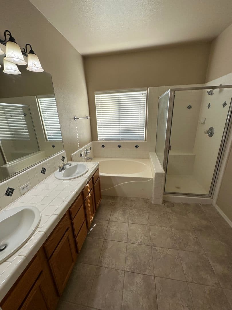 Lemoore House: 861 Woodridge Circle