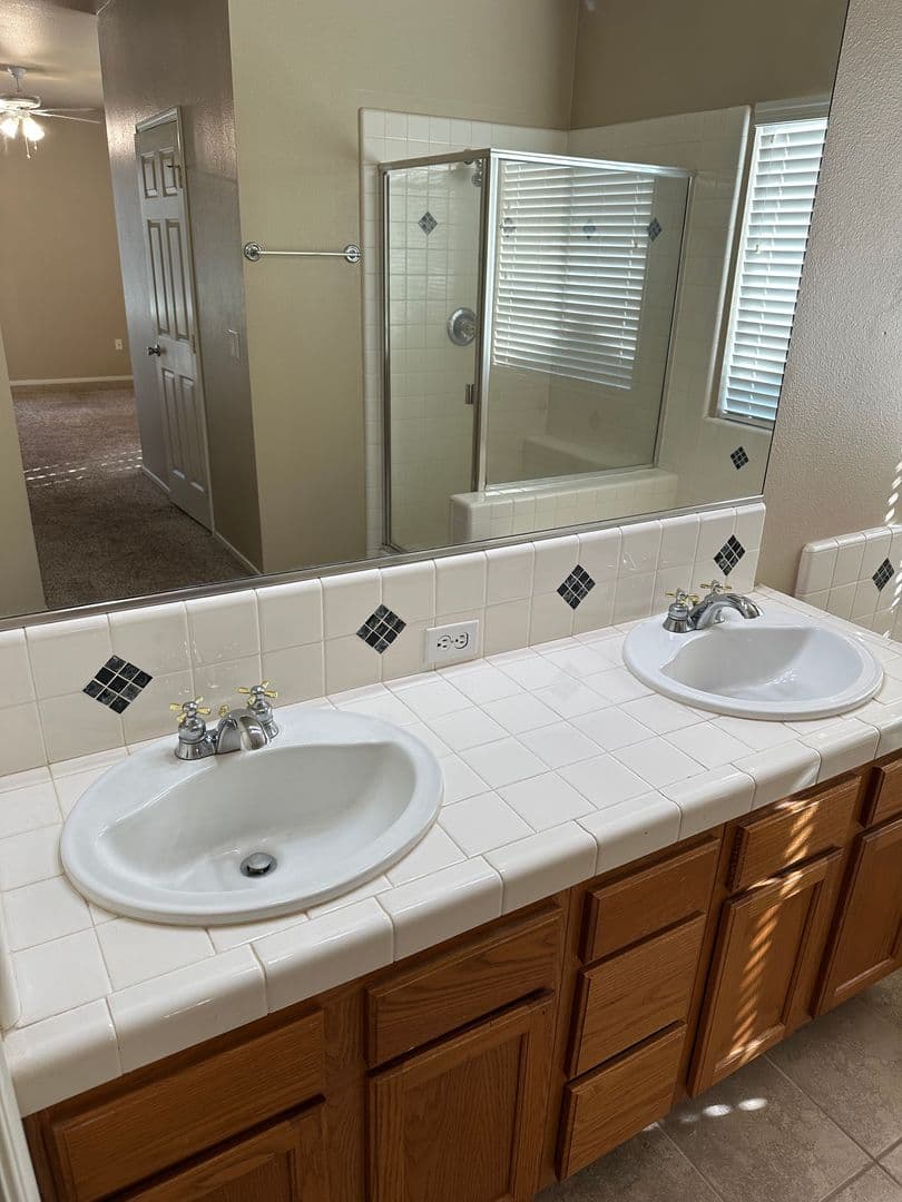 Lemoore House: 861 Woodridge Circle